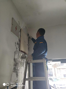 房間墻壁滲水發(fā)霉潮濕怎么處理？