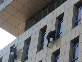 建筑物如何進行高空外墻清洗呢？